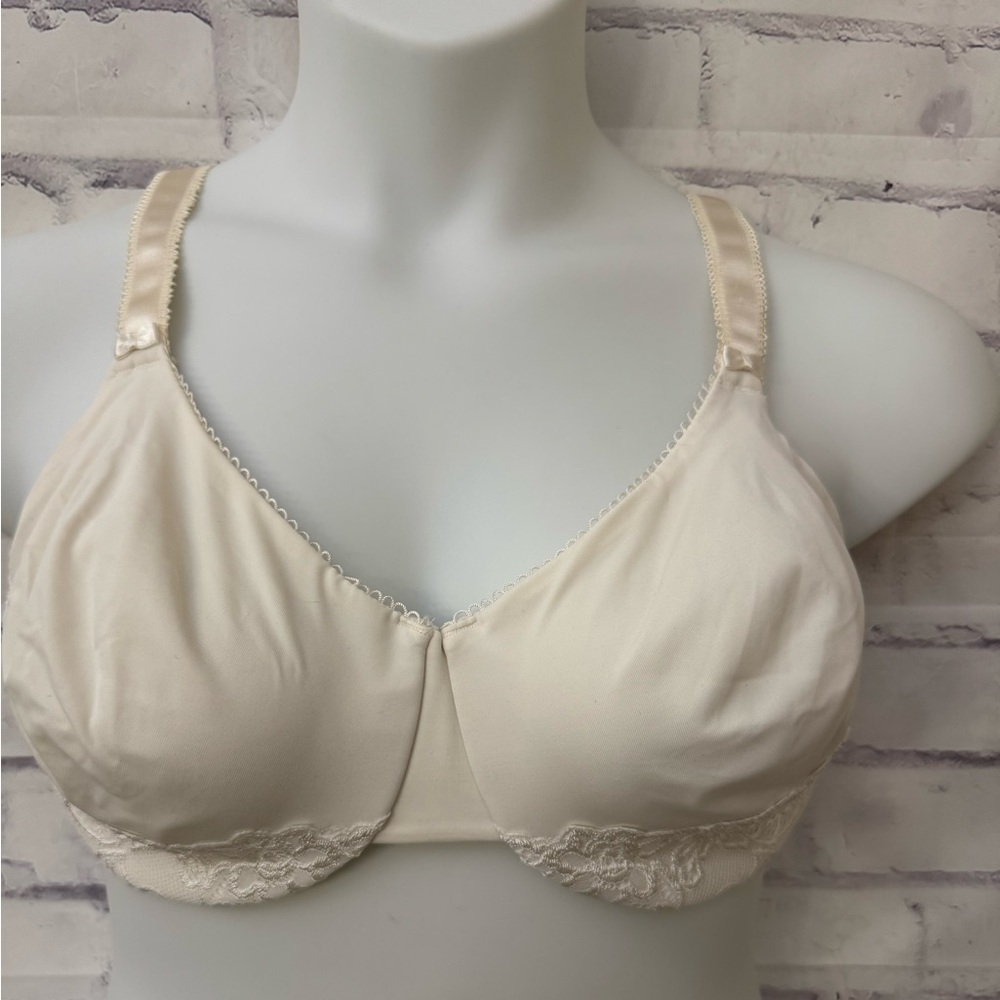 Olga Warner’s Bra‎ 42D Ivory Luxury Lift Underwire Style 35063 Unlined Lace